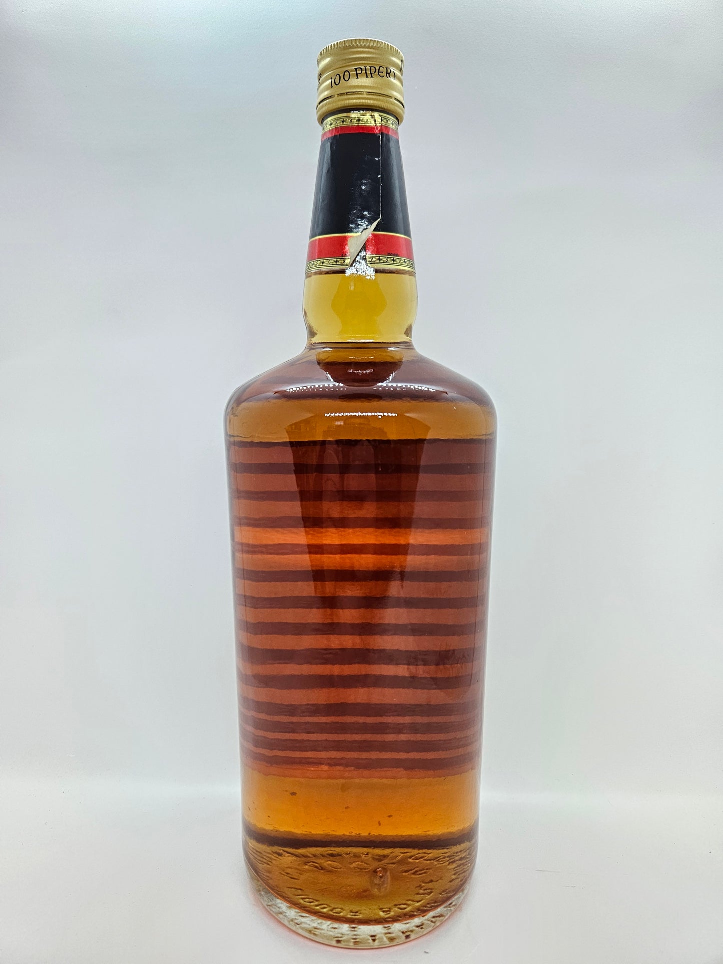 Imperial quarter 100 Pipers de luxe scotch whisky