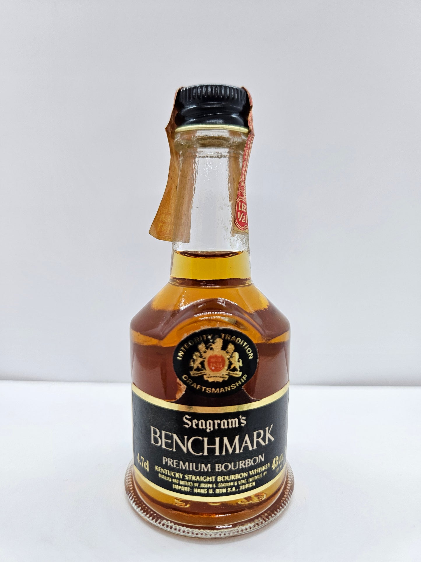 Benchmark 6 years old Kentucky Straight Bourbon Whiskey