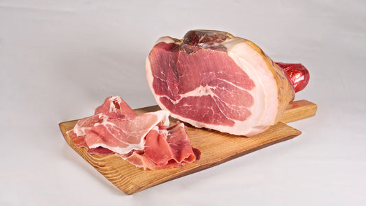 Prosciutto crudo di Zocca intero disossato da 8,000 kgs, stagionatura 28 mesi. Prosciuttificio Verucchia